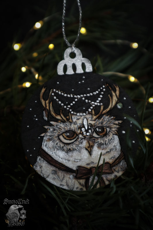 Adorn your Yule tree with this enchanted snowy owl Christmas woodburned bauble ornament &nbsp;measuring 7cm with sparkly silver hanging twine. This whimsical little owl is adorned with sparkles and silver, and is sure to add magick to your tree this winter solstice season!

Hand pyrography in Suffolk, U.K.&nbsp;
Www.smokecrafthollow.com